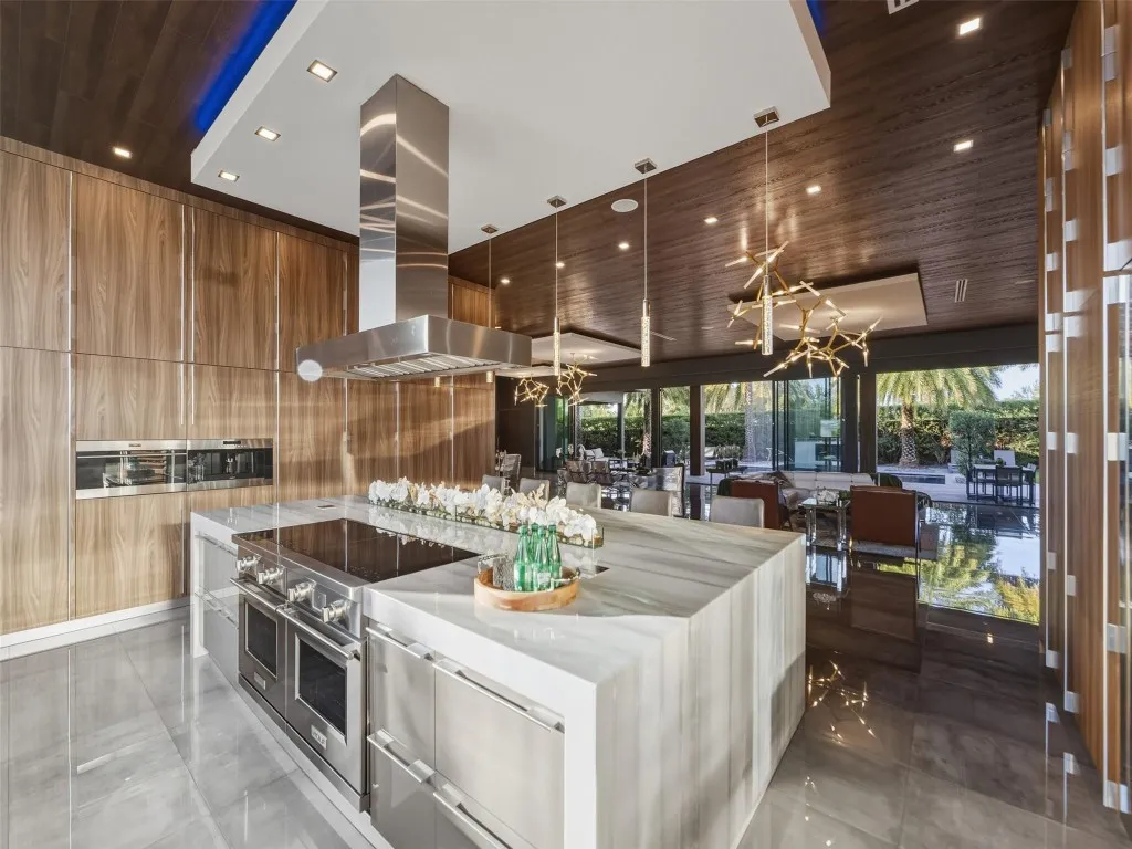 Open Living with Walls of Glass