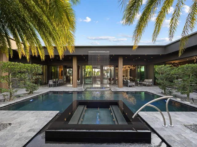 Indoor Outdoor Living through Walls of Glass