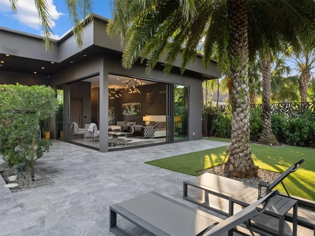 Indoor Outdoor Living through Walls of Glass