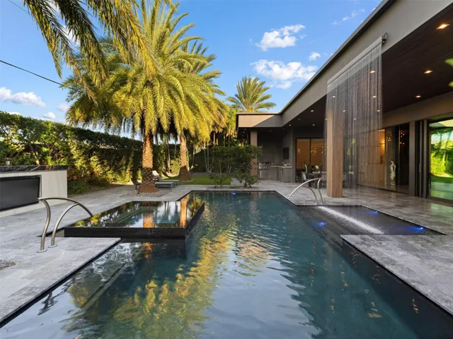 Indoor Outdoor Living through Walls of Glass