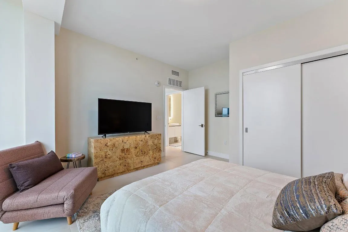 017-3100NOceanDr-1501-SingerIsland-SMALL