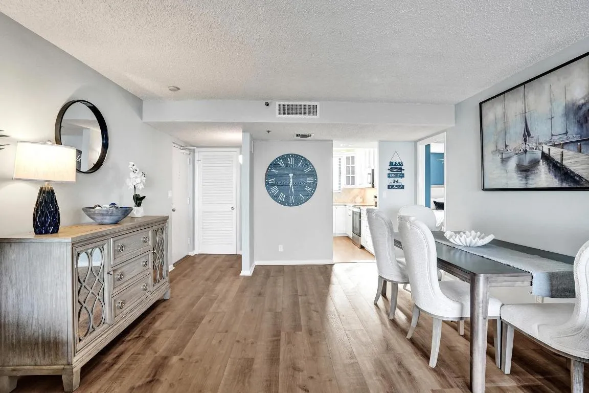 Foyer & Dining Area
