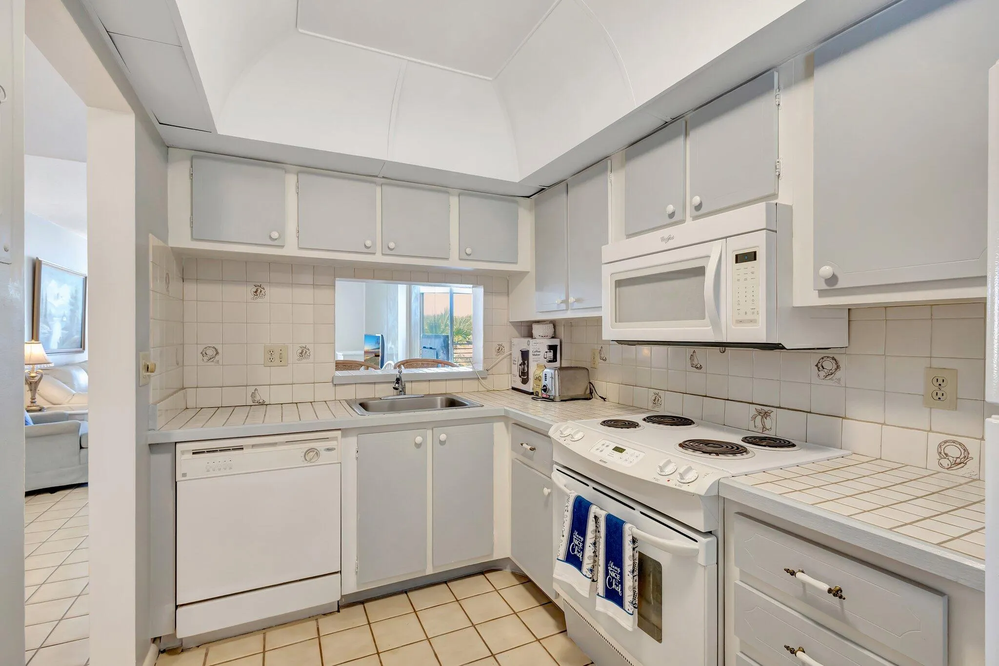 105 Paradise Harbour kitchen