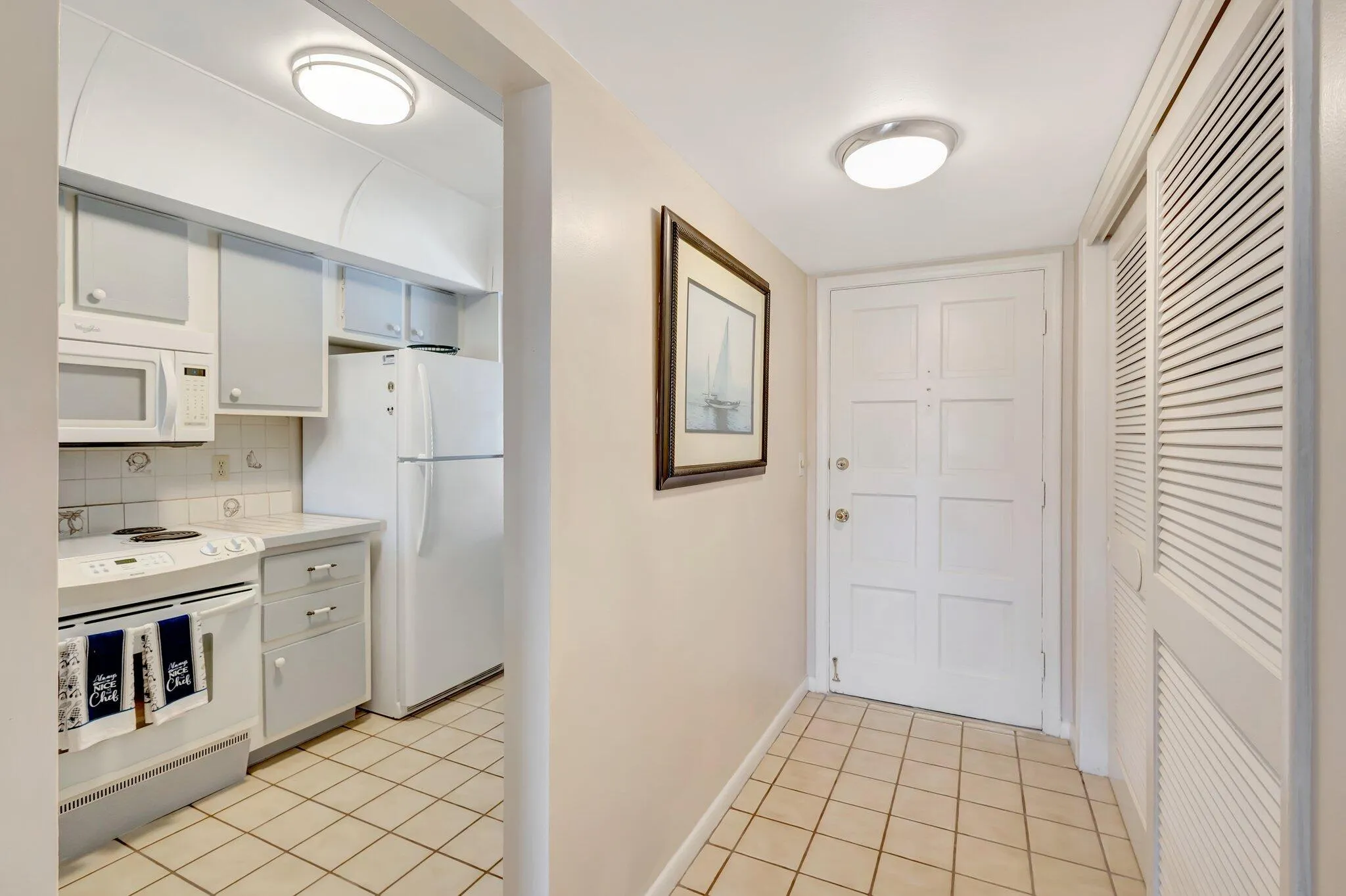 105 Paradise Harbour hallway view kitche