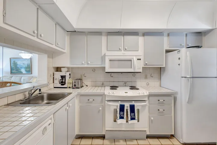 105 Paradise Harbour kitchen3
