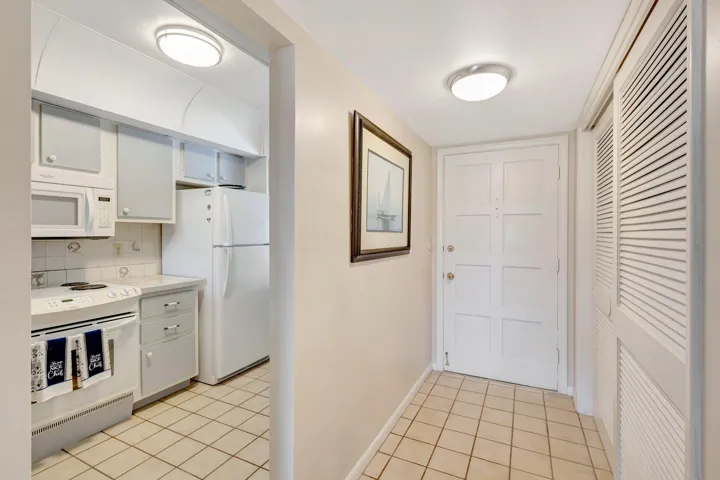 105 Paradise Harbour hallway view kitche