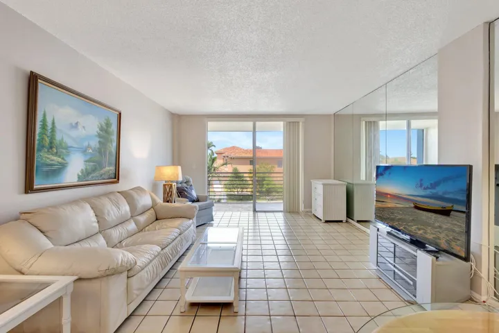 105 Paradise Harbour living room4