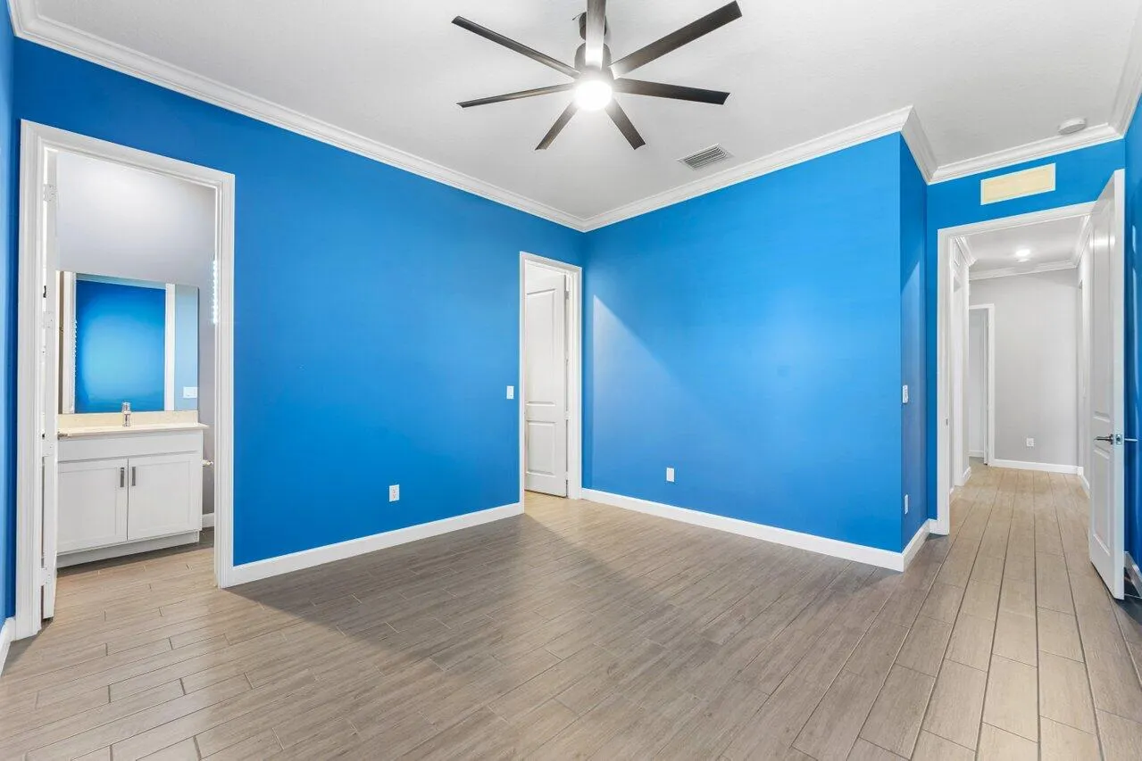Ensuite room with custom closet