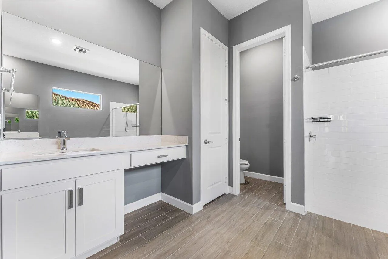 private commode/dual sinks