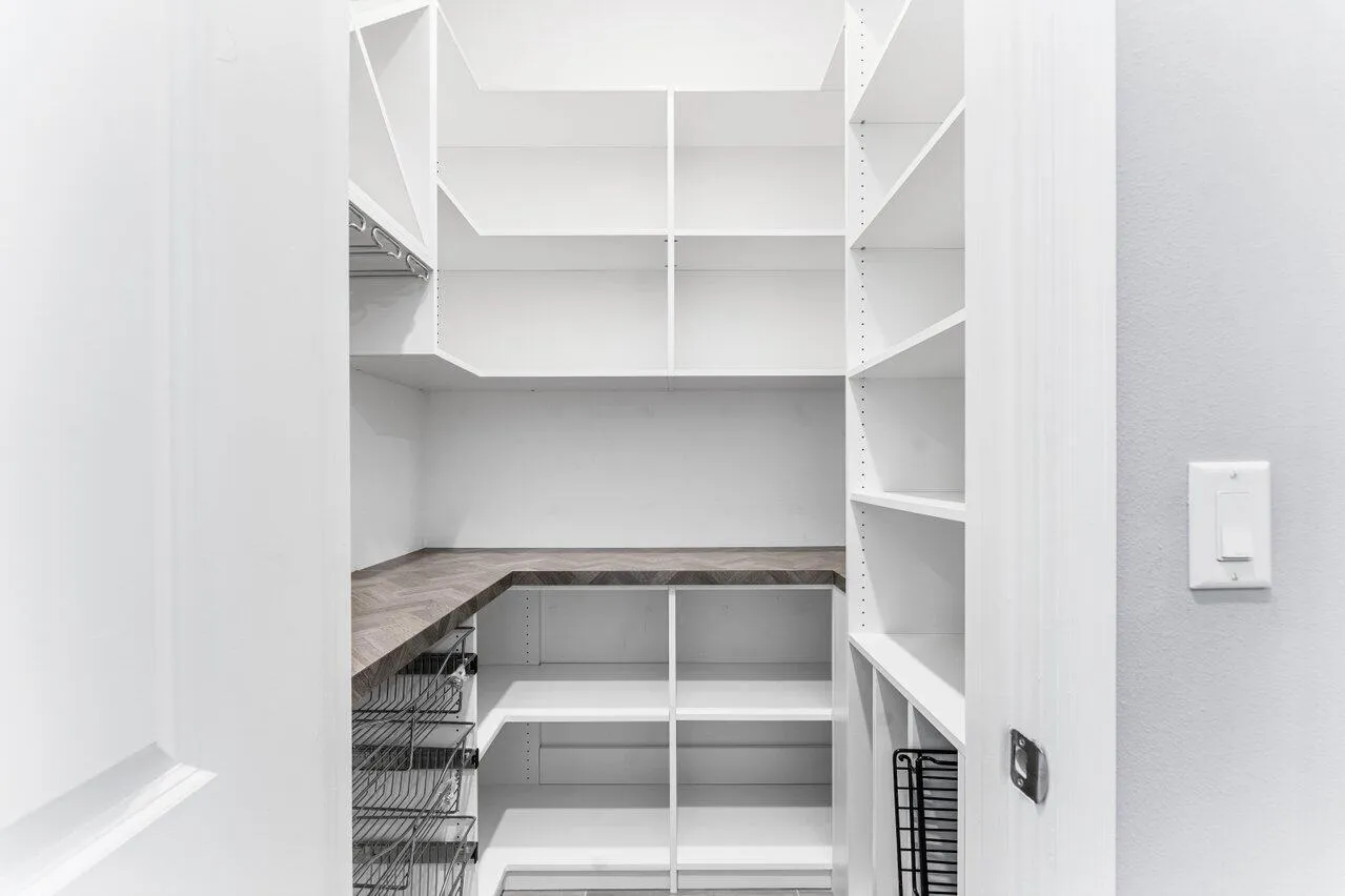 custom walk-in-pantry w/conv. storage