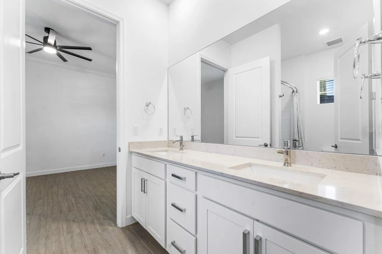 Jack/Jill bathroomwith dual sinks