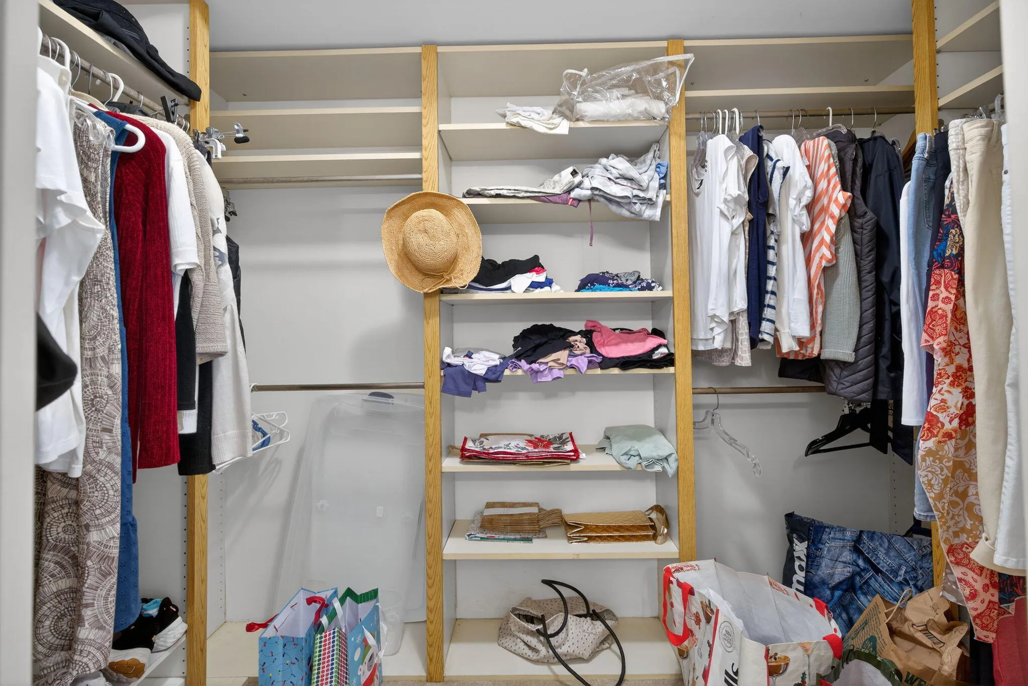 WALK IN CLOSET