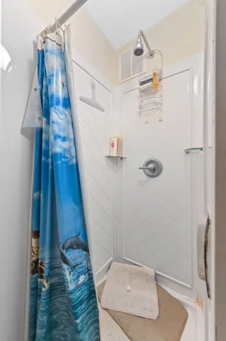 15 Bathroom 02