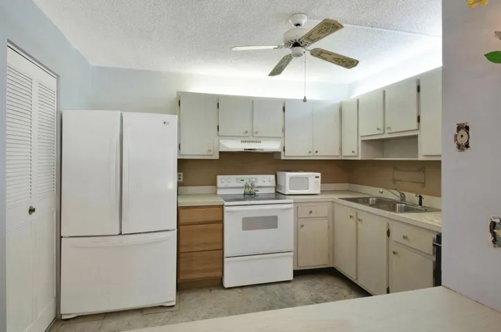 Kitchen W/ Plenty of Storage