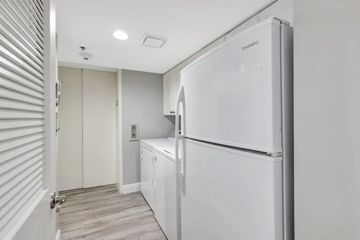 LAUNDRY / SERVICE ELEVATOR