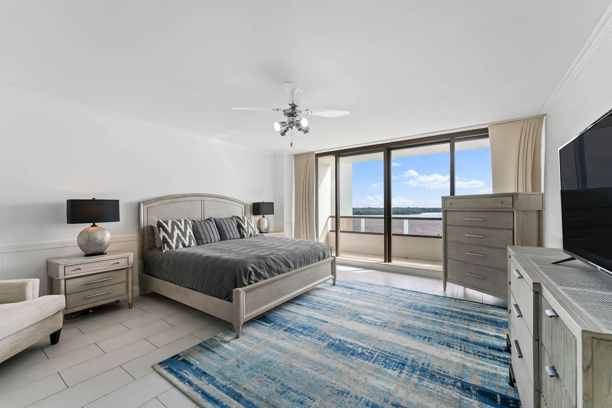 100 Lakeshore Drive #457