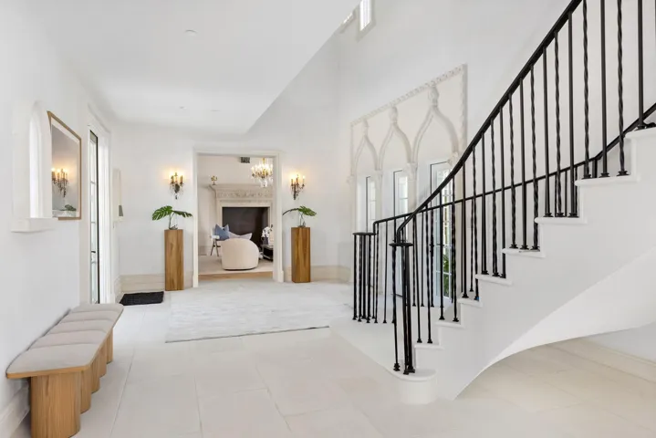 Foyer to Staircasse