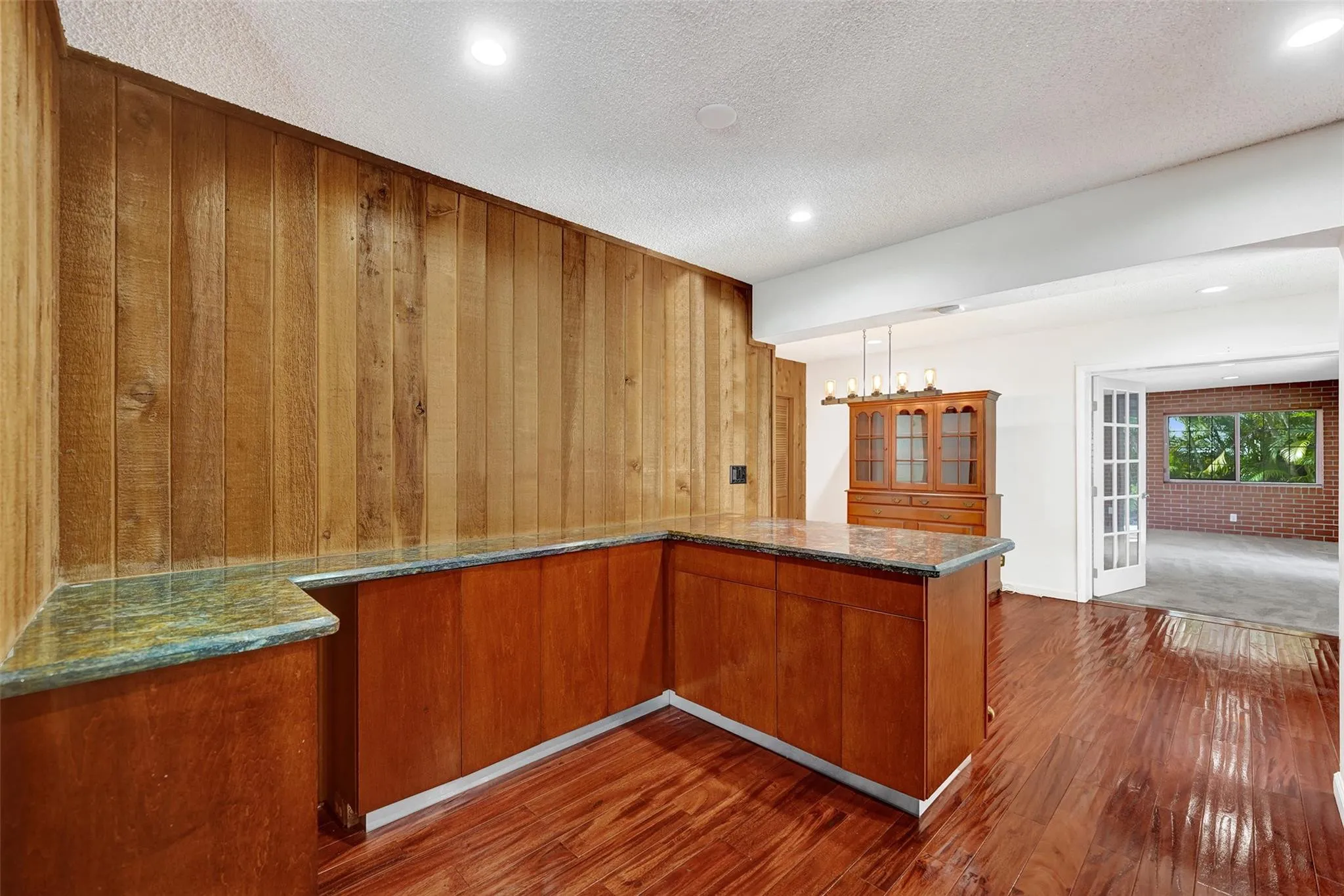 Spacious breakfast bar area in kitchen.