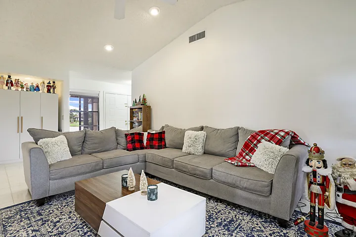 6186 Brandon St -5