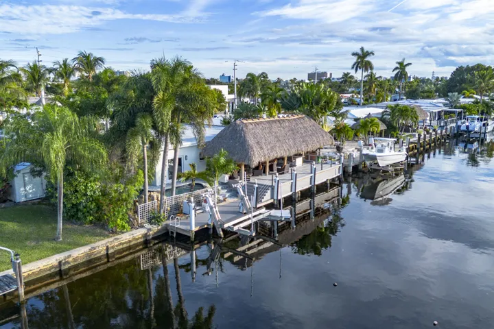 Coastal living with ocean access-new tiki hut, roof, trex decking, kitchen and so much more.