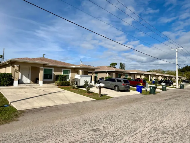5 duplexes on S 7th St