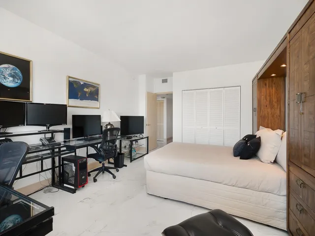 2nd Large Bedroom & Balcony