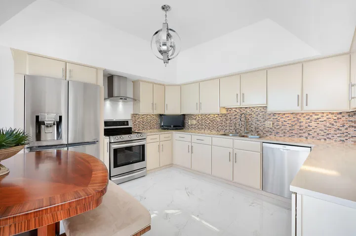 Renovated Eat-In Kitchen