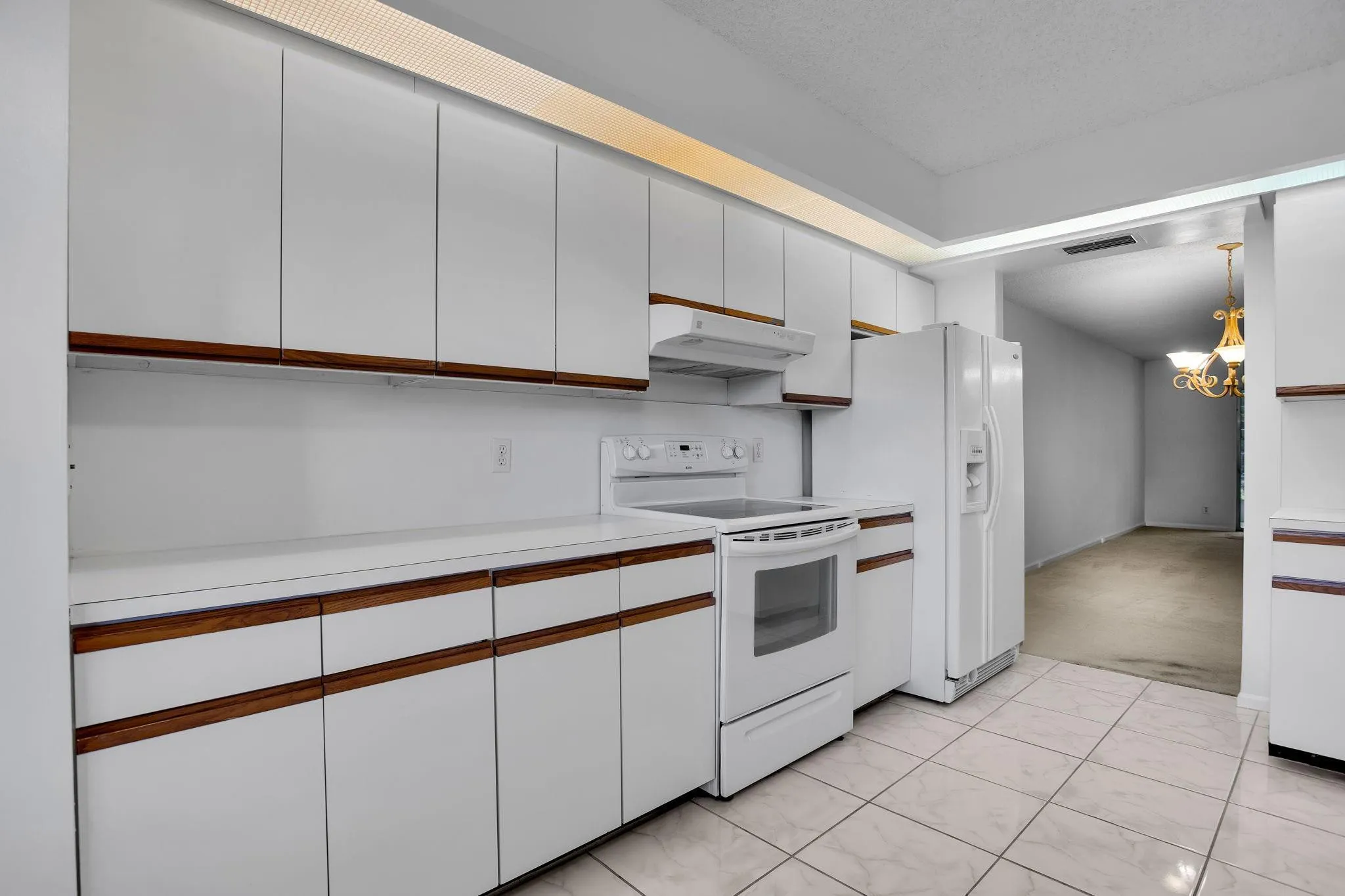 KITCHEN Many Cabinets
