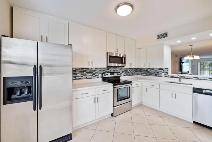 13-web-or-mls-1090-guilford-e