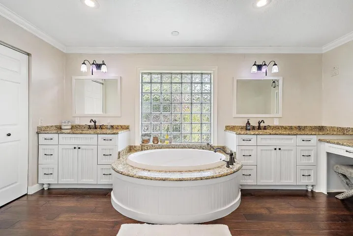 542 N Cypress Dr-22