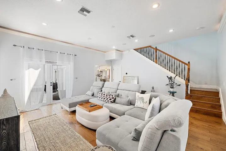 542 N Cypress Dr-19
