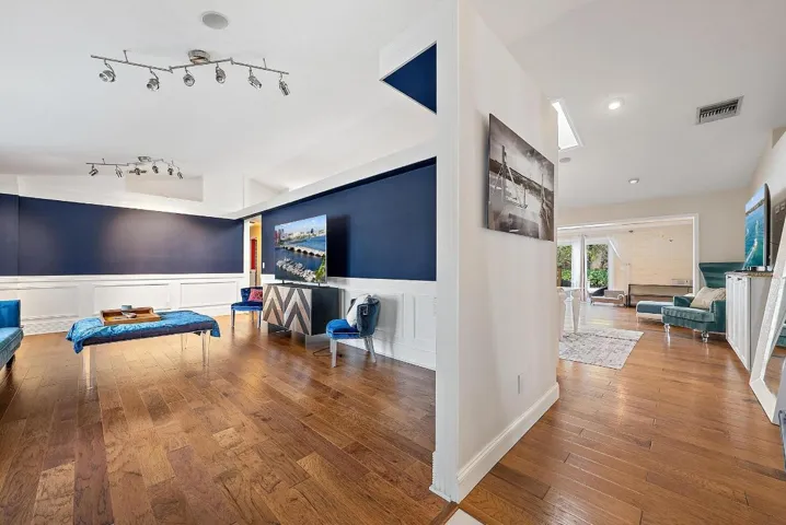 542 N Cypress Dr-5