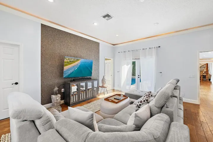 542 N Cypress Dr-18