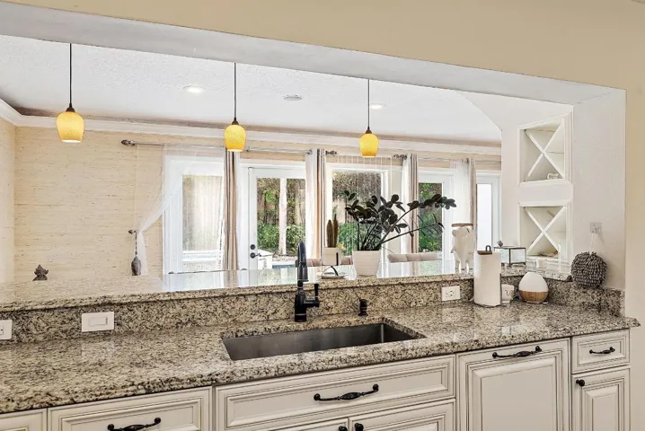 542 N Cypress Dr-12