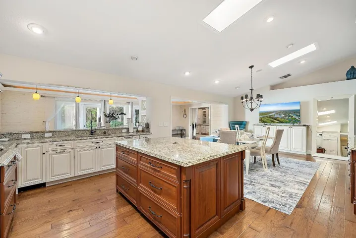 542 N Cypress Dr-11