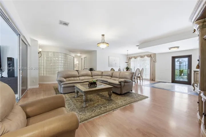LIVING RM