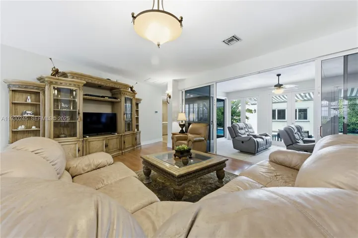 LIVING RM