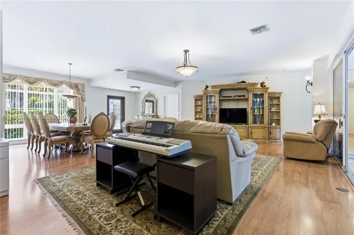 LIVING RM/DINING RM