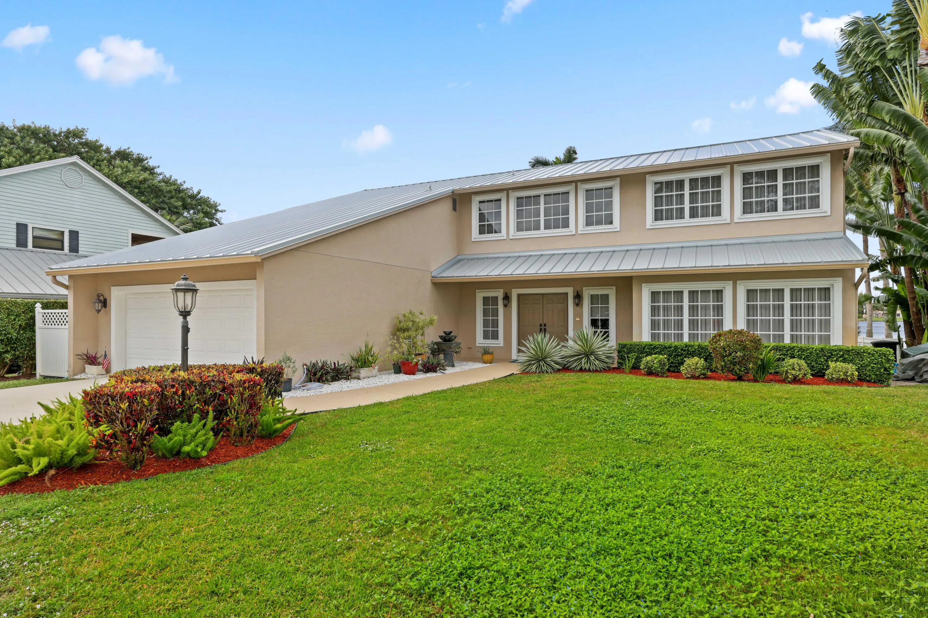 2097 Circle Pl Dr - Waterfront Home For