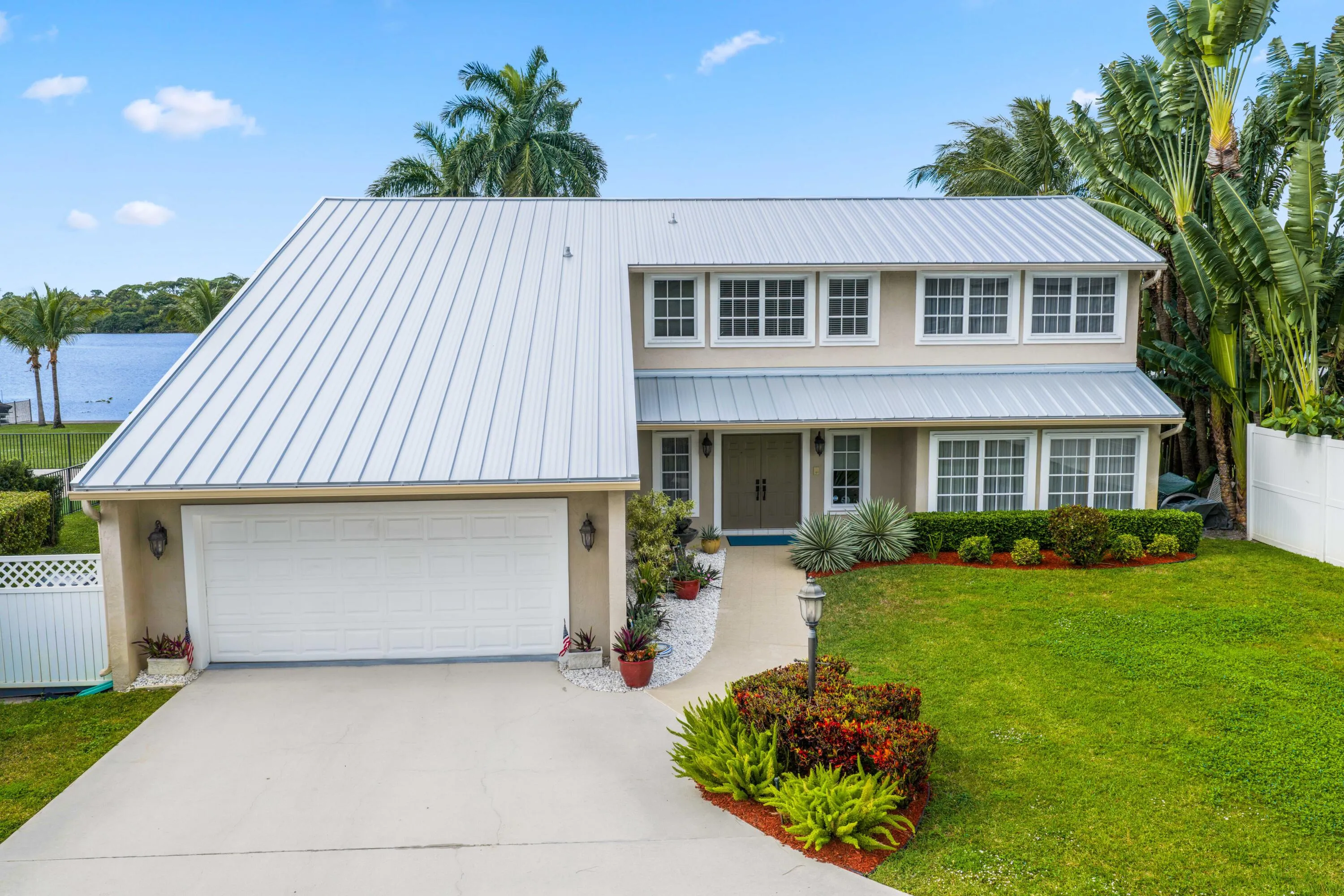 2097 Circle Pl Dr - Waterfront Home For