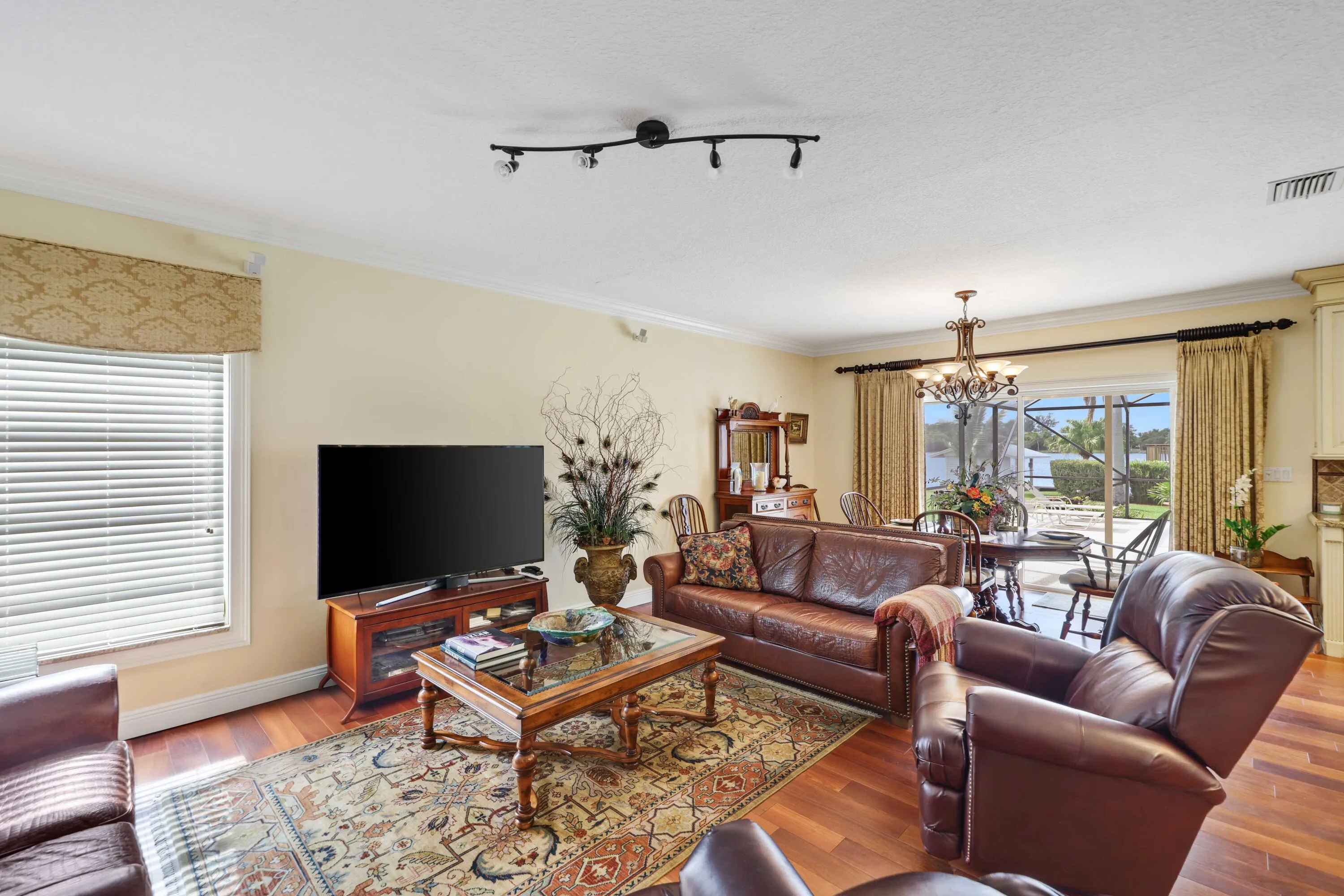 2097 Circle Pl Dr - Family Room(2)