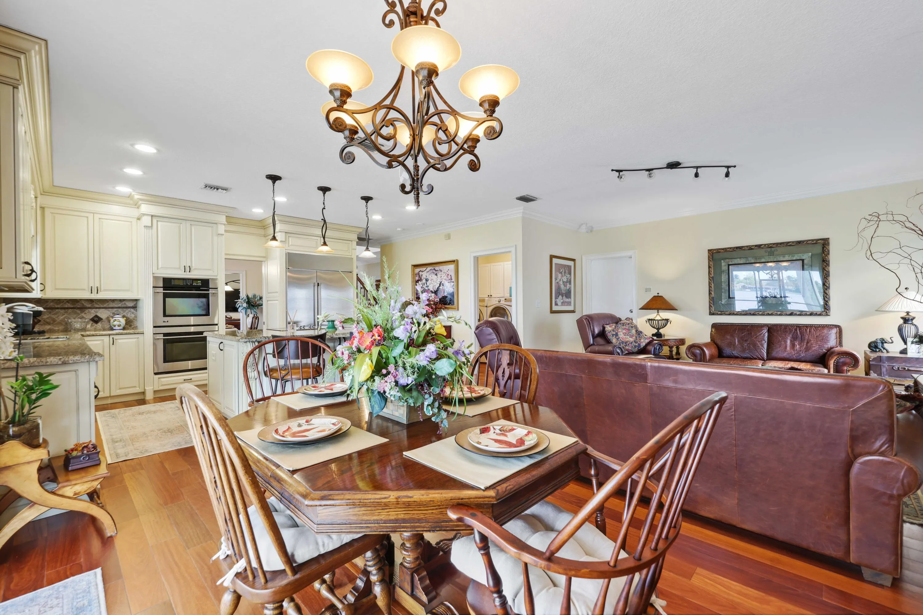 2097 Circle Pl Dr - Eat In Area(1)