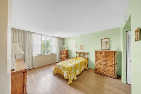 8 Primary Bedroom (1)
