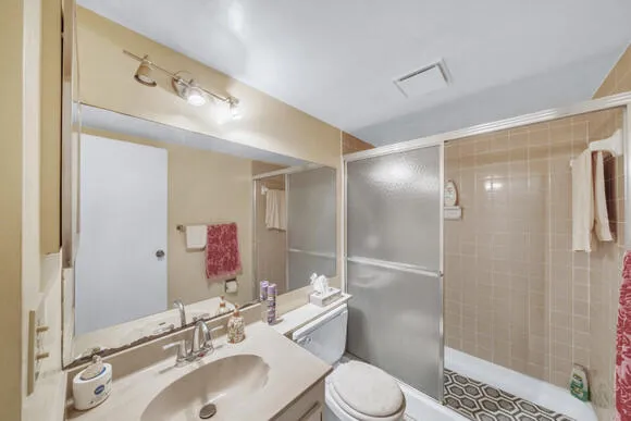 10 Guest Bathroom