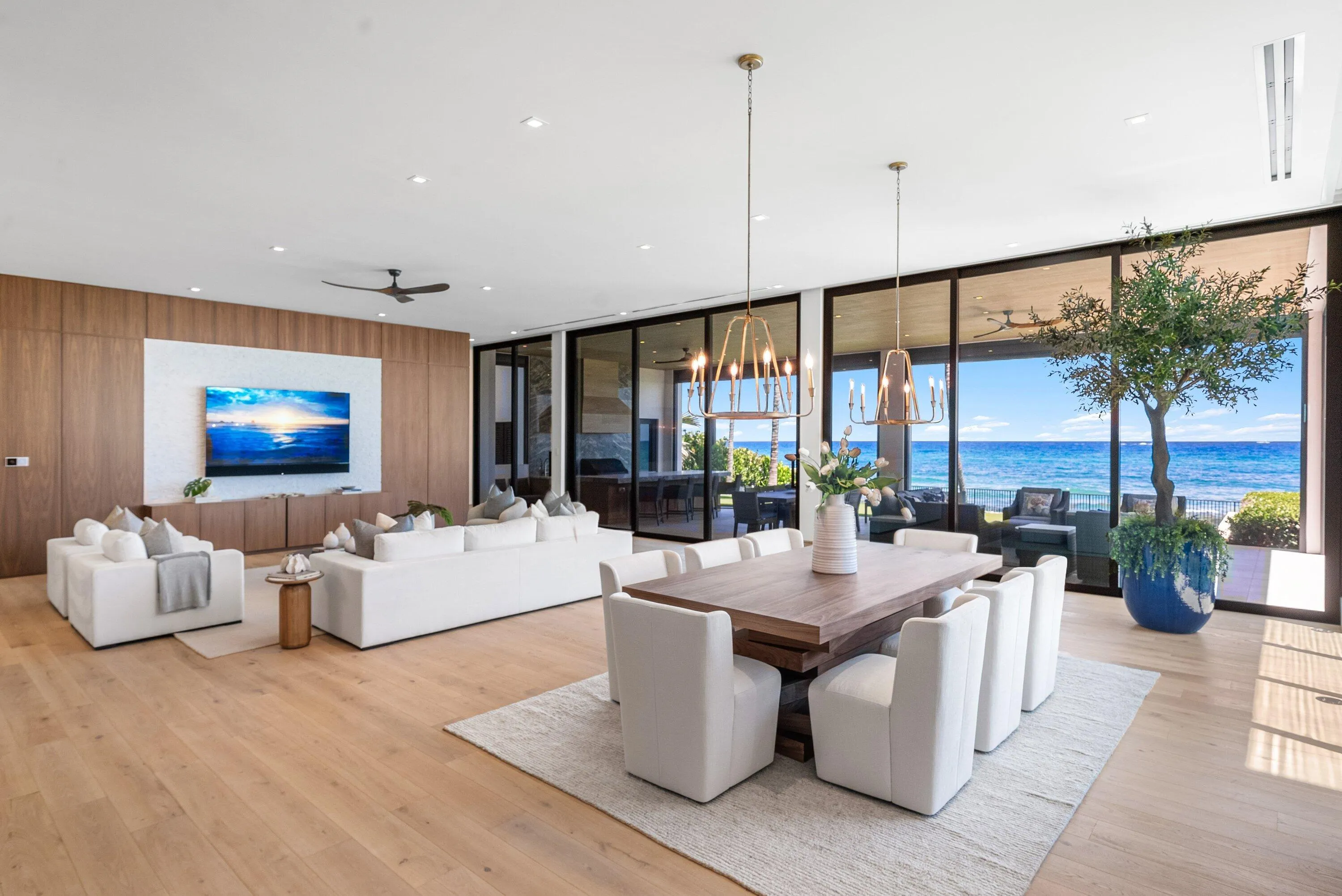 Casual Dining & Family Room