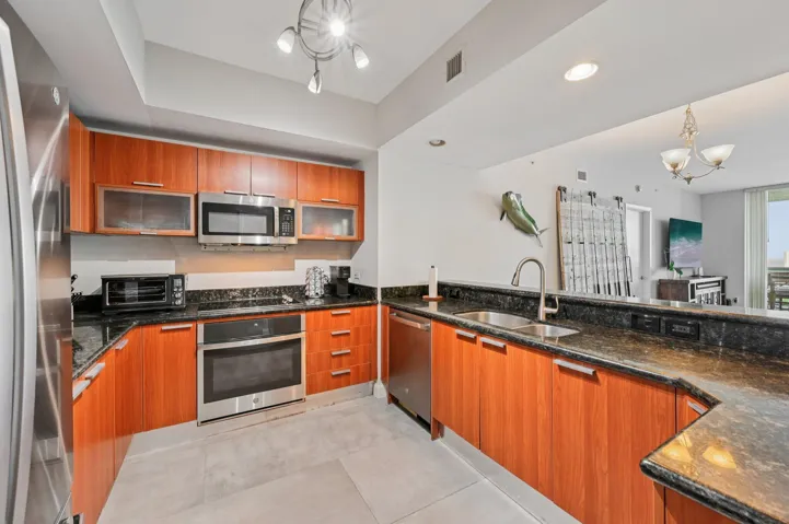 11-web-or-mls-Lake Shore Dr-S2012-011
