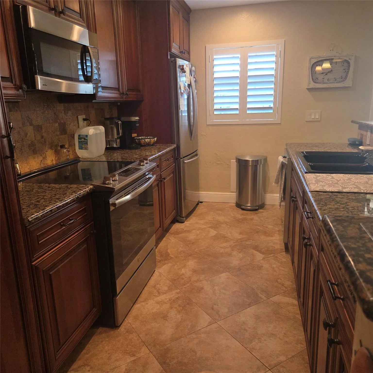 Beautiful kitchen upgraded appliances