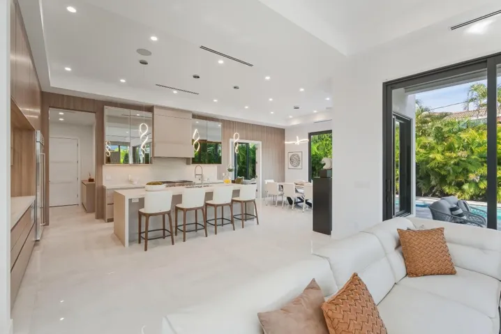 1050 NE 3rd Ave Boca Raton FL 51