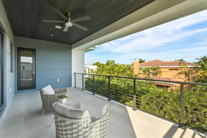 1050 NE 3rd Ave Boca Raton FL-88