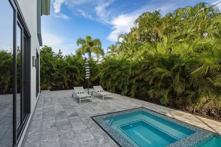 1050 NE 3rd Ave Boca Raton FL 68